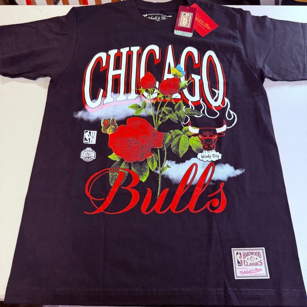 Chicago Bulls Mitchell & Ness Floral Graphic T-Shirt Medium NWT